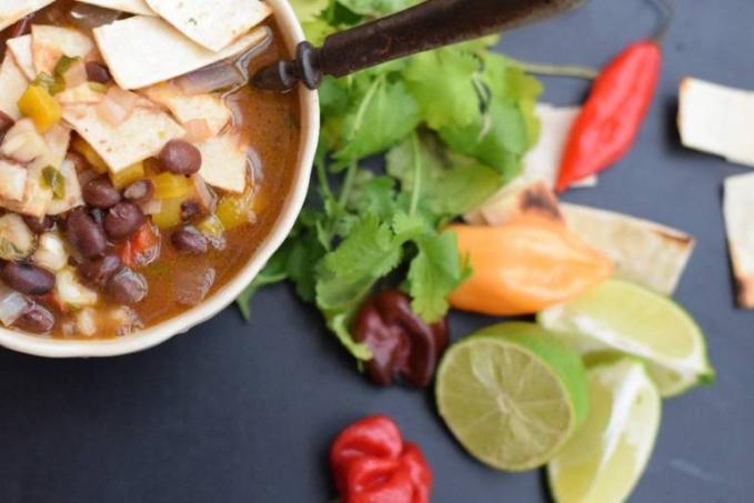 Mexická polévka s fazolemi a tortillou