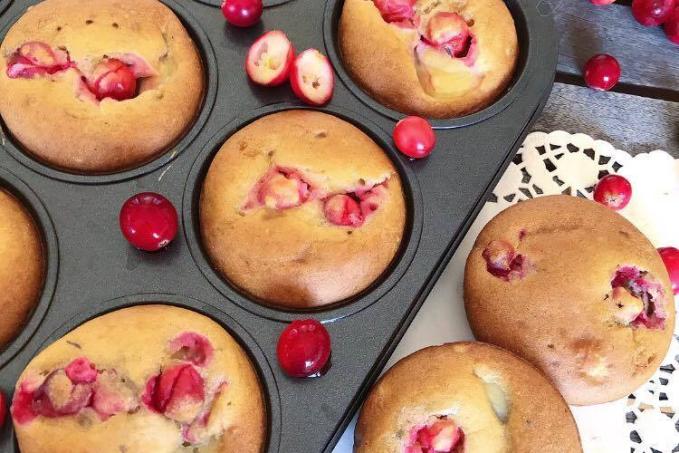 Vanilkové muffiny s brusinkou