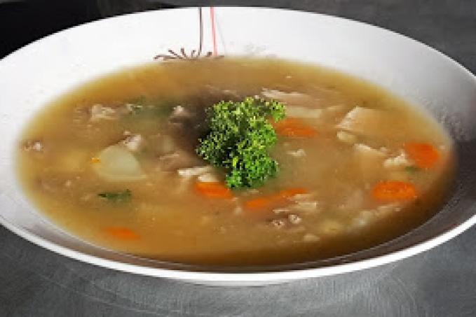 Zadělávaná kuřecí polévka s drůbky