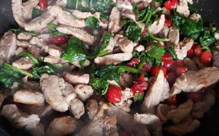 Vepřová panenka s medem a brusinkami