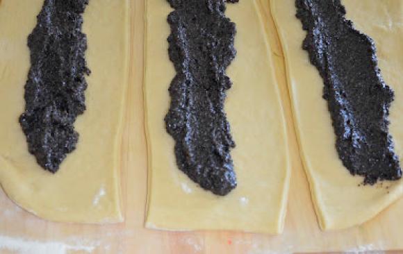 Tyto klobásy pak narovnáme do pečící formy za sebe do tvaru spirály. Necháváme mezi nimi mezery, aby bylo kam narovnat napůlené švestky. viz obr.  Švestky posypeme cukrem krystalem. Pečeme do zlatohněda, pět minut před dopečením vytáhneme a potřeme rozpuštěným máslem.