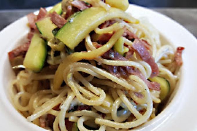 Špagety s nivou a debrecínkou