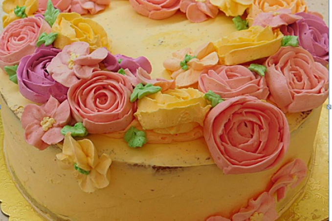 Rozkvetlý krémový dort