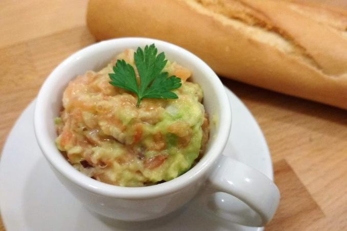 Voňavý tataráček z lososa s grepem a avokádem