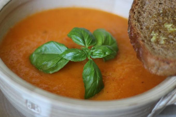 Pečená rajčatová polévka