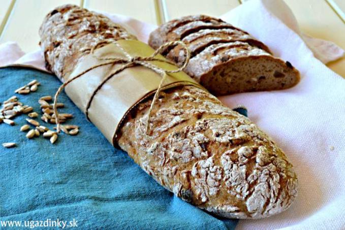 Bezlepkové bagety so slnečnicou a datľami