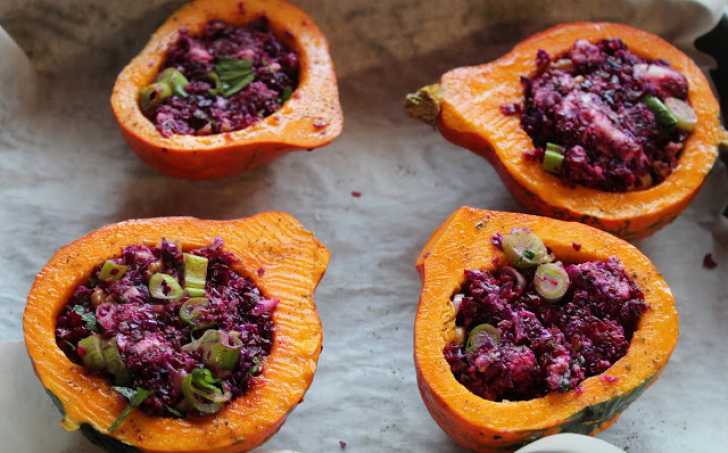 Plnené hokkaido loďky šalátom z červenej kapusty, cvikle a bryndze