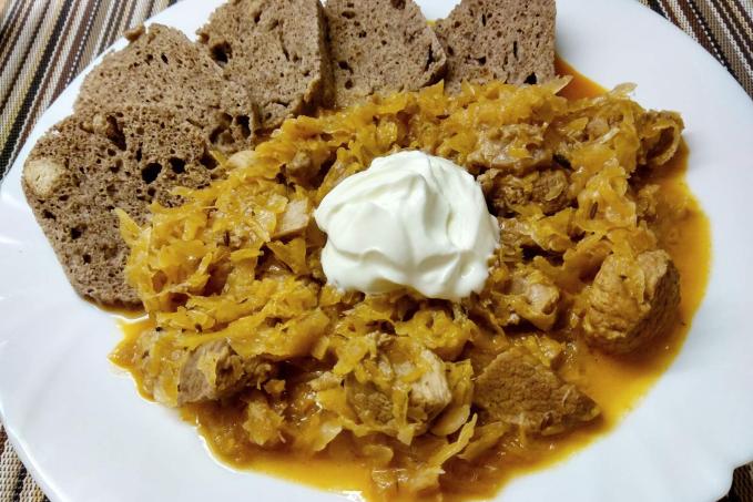 Low Carb segedínský guláš se lněnými knedlíkem