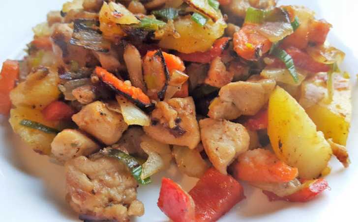 Směs brambory, kuřecí maso, zelenina