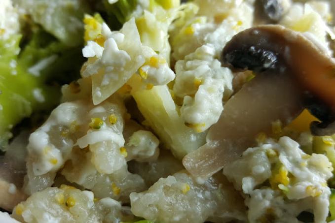 Halušky se žampiony, brokolicí a nivou