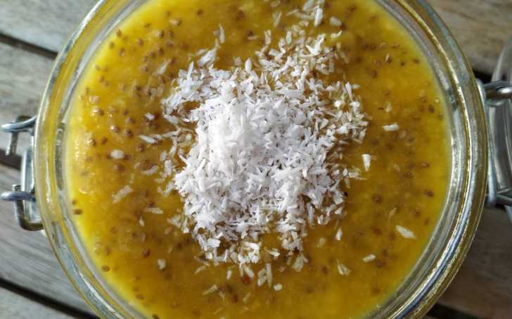 Chia puding s mangovou čepičkou