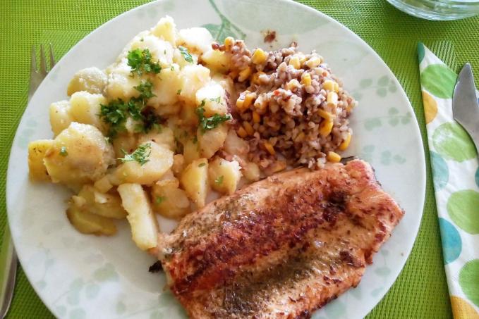 Pstruh filet s pohankovým salátem a brambory