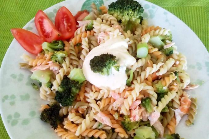 Těstovinový salát s lososem, brokolicí a dipem