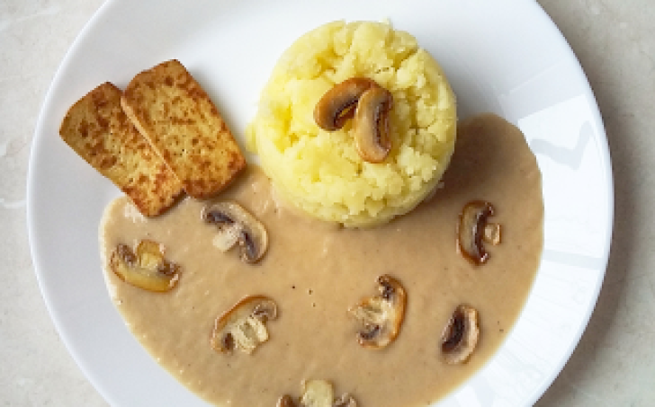 Šťouchané brambory s cibulovou omáčkou, žampiony a lahůdkovým tofu