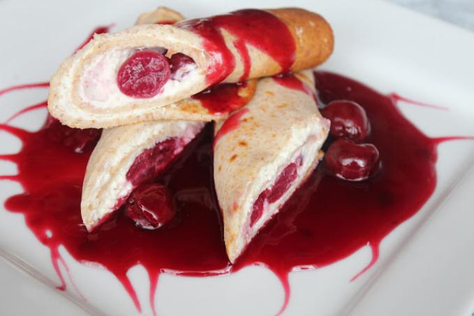 Špaldovo-kokosové palačinky s višňovou omáčkou