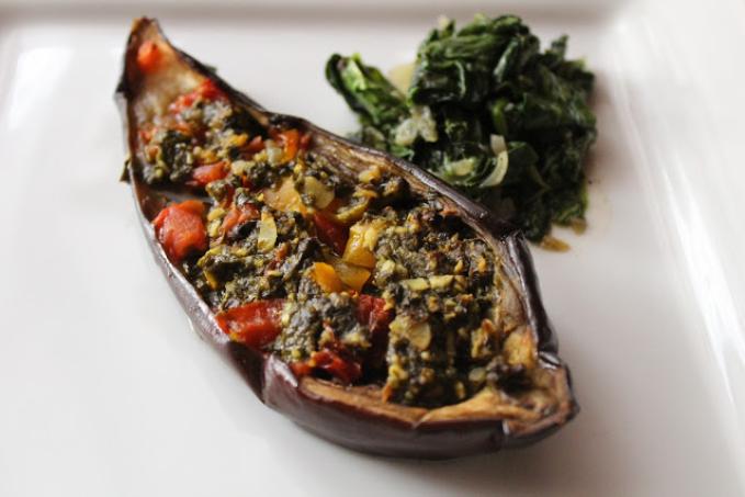 Plnený baklažán s pestom z medvedieho cesnaku a mandlí