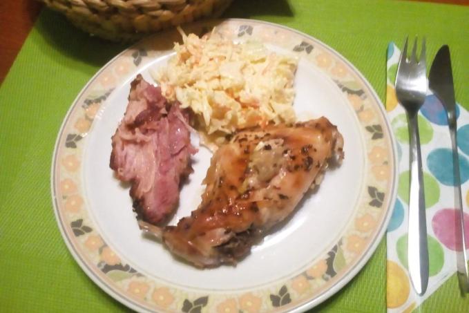 Pečená králičí stehýnka na tymiánu se salátem Coleslaw