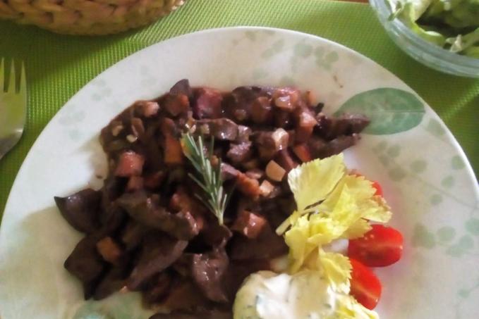 Krůtí játra na slanině a bylinkách, s dipem a jarním salátkem