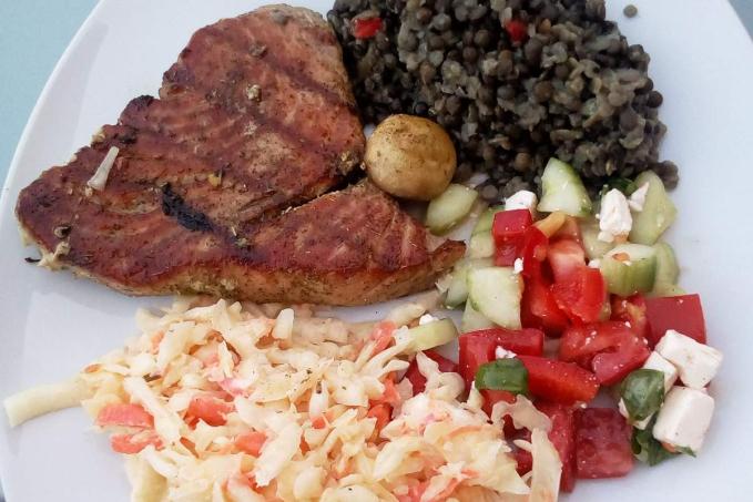 Grilovaný tuňák s třemi saláty