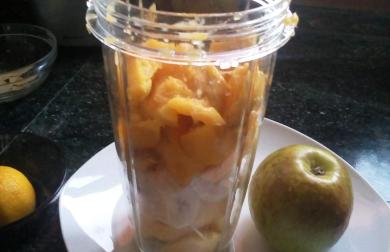 Smoothie mango-banán-jablko