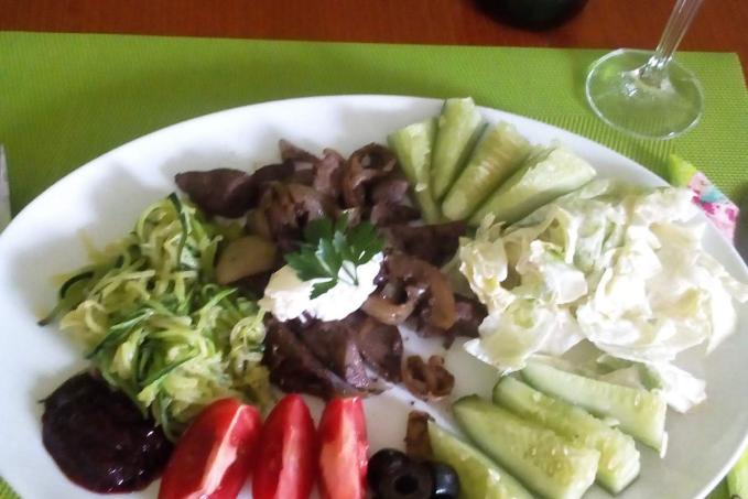 Krůtí játra s cuketovými nudlemi a salátem