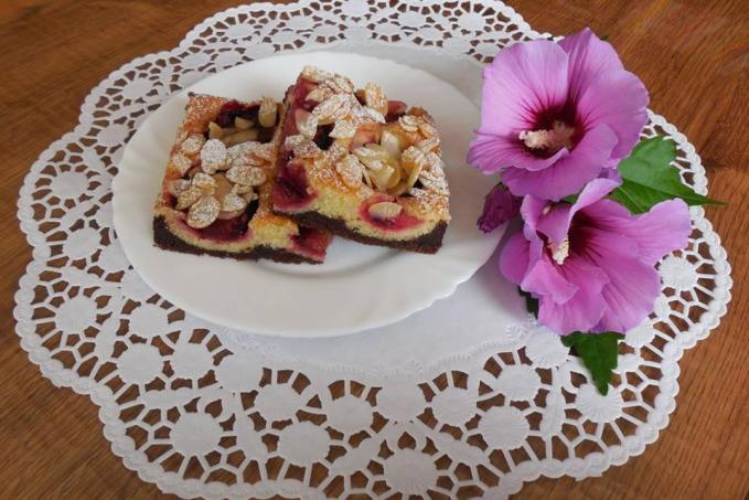 Dvoubarevný švestkový koláč s mandlemi