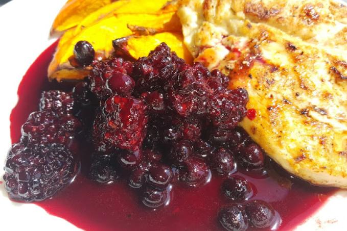 Kuřecí prsa s ostružinami a černým jeřábem