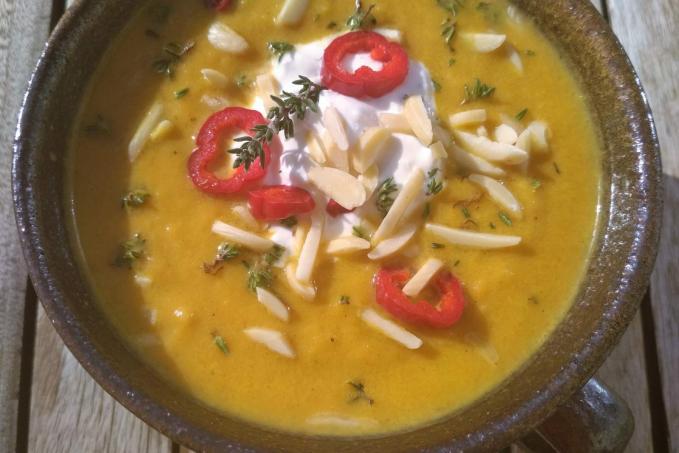Podzimní krémová zeleninová polévka s tymiánem