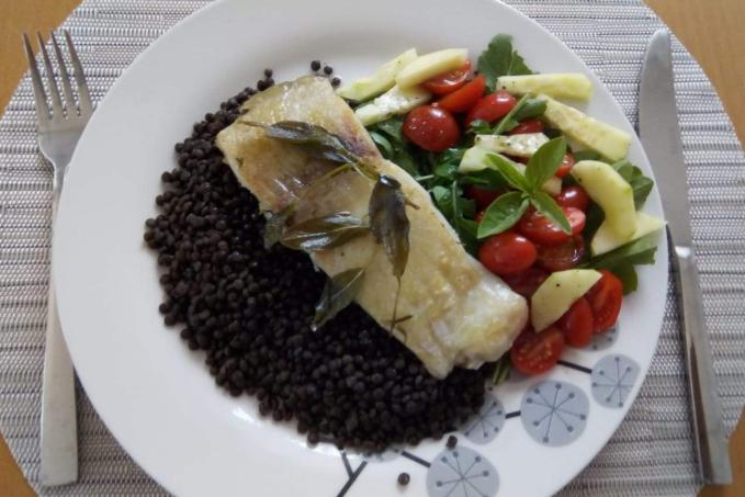Kapr na bylinkách, černá čočka, salátek