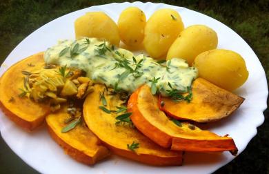 PEČENÁ DÝNĚ HOKAIDO S VAJEČNOU OMÁČKOU