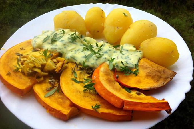 PEČENÁ DÝNĚ HOKAIDO S VAJEČNOU OMÁČKOU