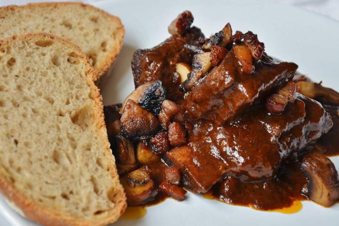 HOVĚZÍ ŽEBRA POMALU PEČENÁ NA ČERVENÉM VÍNĚ