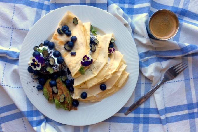 Mandlové palačinky s kokosovou "šlehačkou", mákem, borůvkami a avokádem se skořicí