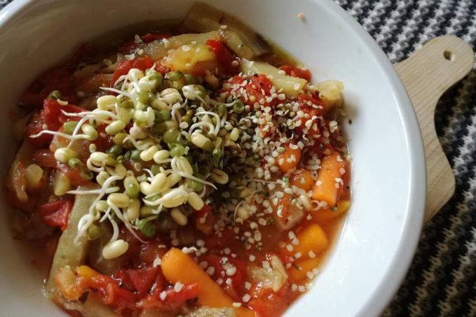 DUŠENÁ ZELENINA S MUNGO KLÍČKY A SEMÍNKY