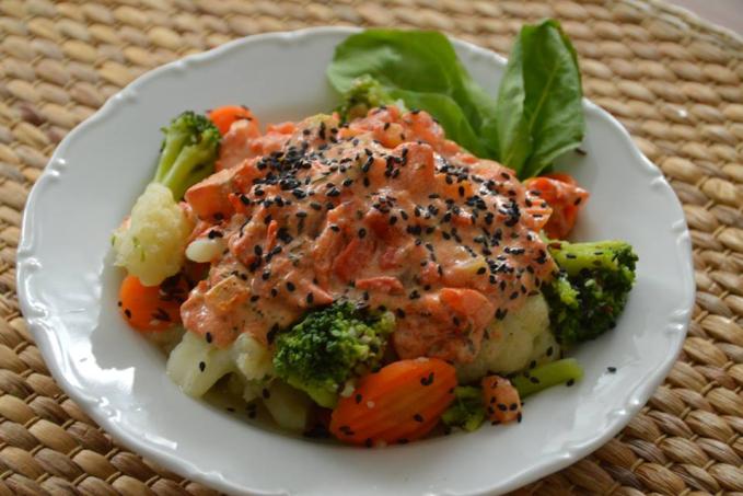 DUŠENÁ ZELENINA S RAJČATOVO-SEZAMOVOU OMÁČKOU