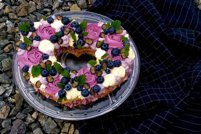 Dort z křehkého těsta s citrónovo-borůvkovým máslovým krémem