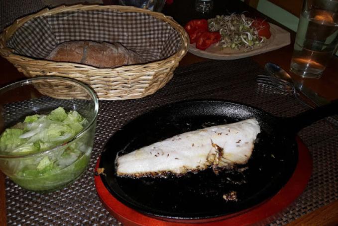 Přírodní filet z candáta na litinové pánvi