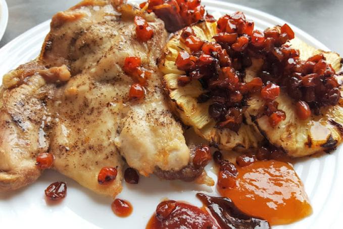 Grilovaná kuřecí prsa s grilovaným ananasem