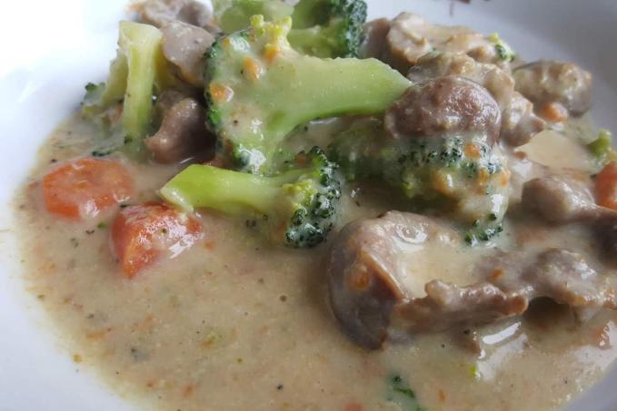 Zadělávané kuřecí žaludky s mrkví a brokolicí