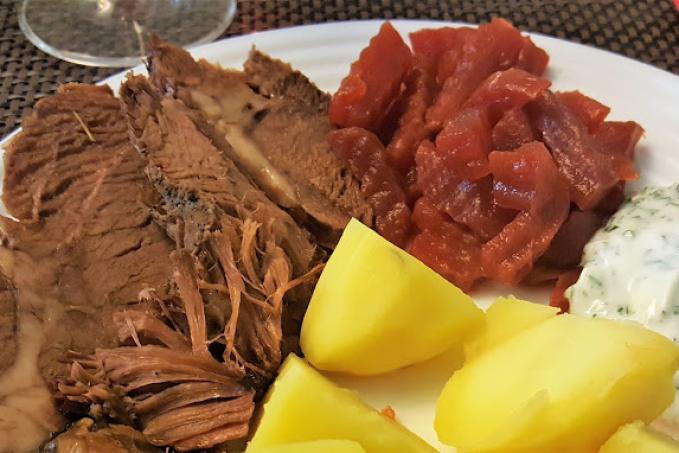 Pomalu pečené hovězí maso