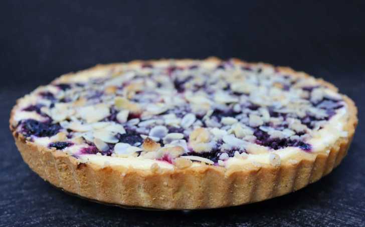 MALINOVO-BORŮVKOVÝ KOLÁČ S DROBENKOU (LOW CARB)