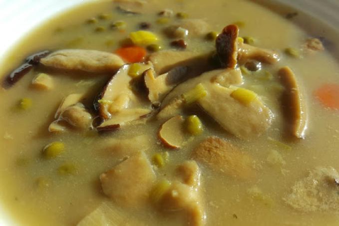 Houbová polévka s hráškem