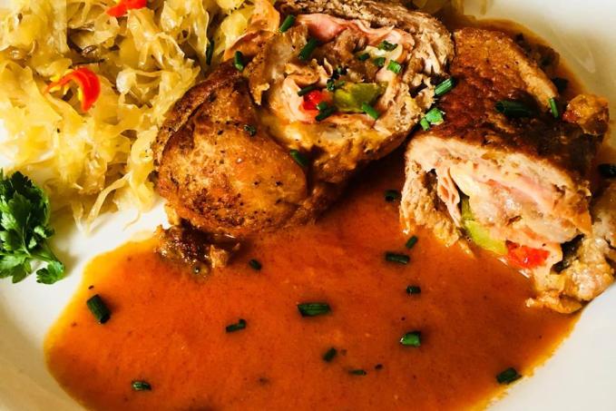 Vepřové roládky z krkovice a kysané zelí