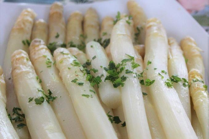 Vařený chřest s máslem a bylinkami