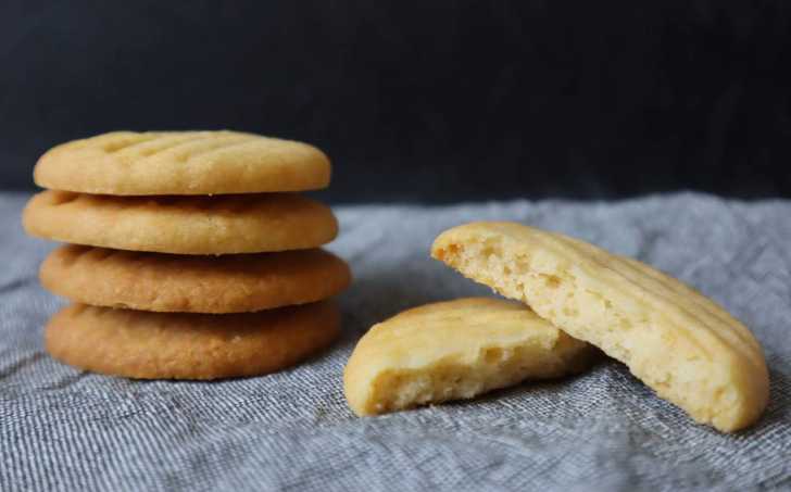 Domácí křupavé máslové sušenky s parmezánem (bez vajec)
