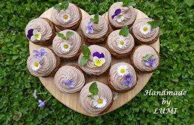 cviklovo čokoládové muffiny s čoko krémom dozdobené jedlými kvetmi a čoko mätou