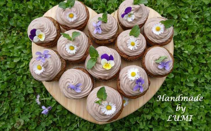 cviklovo čokoládové muffiny s čoko krémom dozdobené jedlými kvetmi a čoko mätou