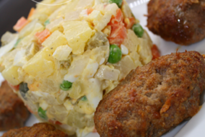 MINI řízečky z mletého masa s nebramborovým salátem - LC