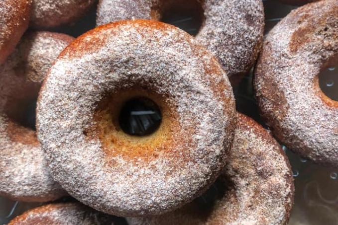 Skořicové low carb donuty