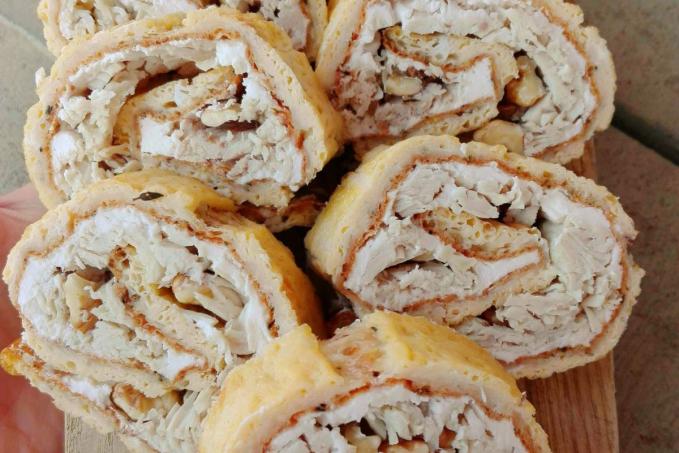 Vaječná roláda se šunkou a ořechy